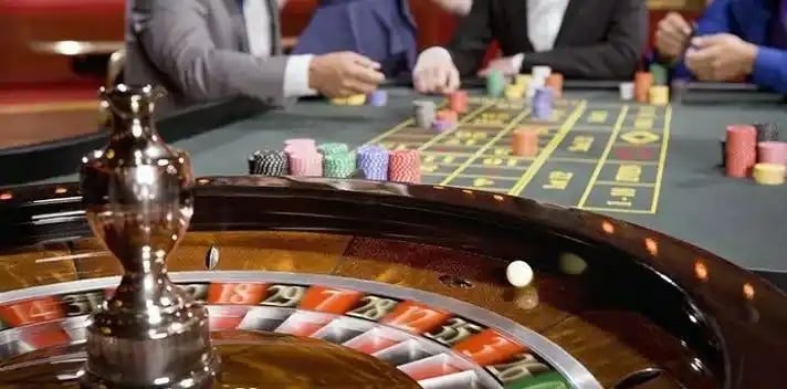 Visual evokasi kegembiraan pengguna menikmati penawaran spesial di platform digital